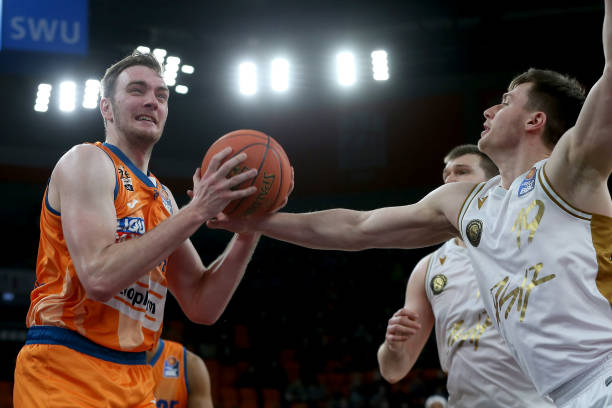 的老人穿着 的老人穿着